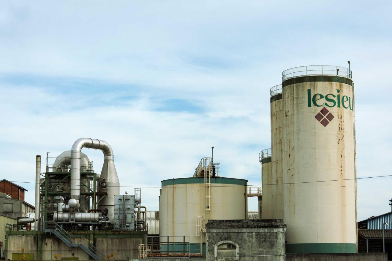 Refinery agrees to cut flaring after residents documented hundreds of events